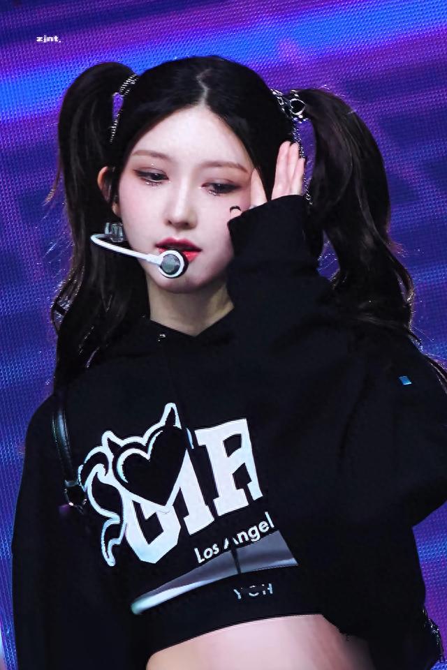 麻花辫和双马尾造型的/金秋天