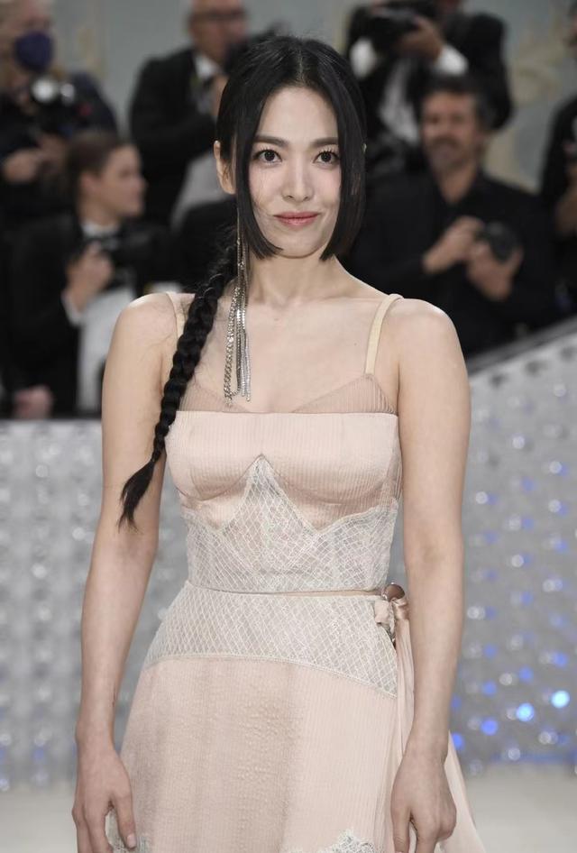 蔬菜 宋慧乔Met Gala造型好美啊，公主切编发配粉色长裙，优雅显个性！