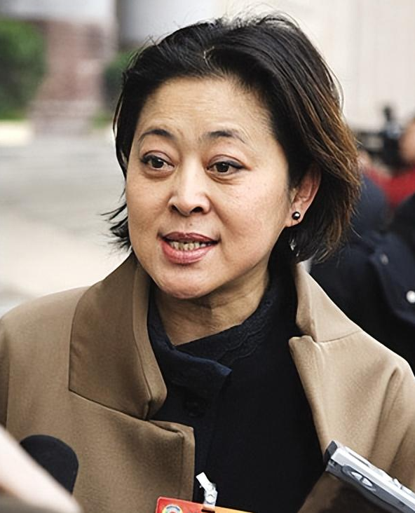 曾经美得不可方物,如今走在路上已认不出,这5位女星终究是老了