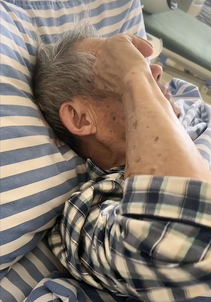 医院 女子照顾已故丈夫爷爷，因躺一张病床聊天引争议，当事人：不在意！