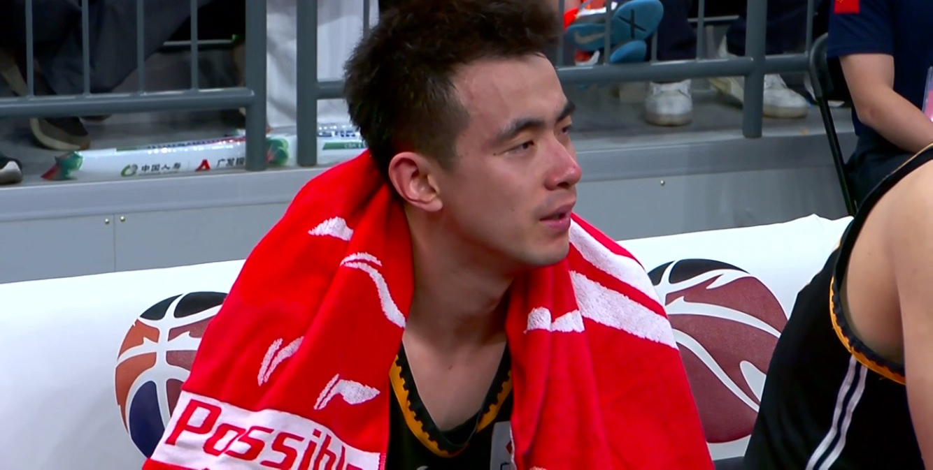 杨鸣吃t,辽宁外援12 9暴力隔扣,赵继伟15 5降维打击,裁判抢戏了