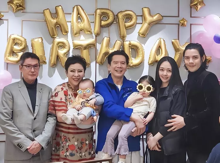 郭碧婷|郭碧婷带娃游杭州, 小儿子首曝光! 39岁身材丰腴, 疑似又怀孕?