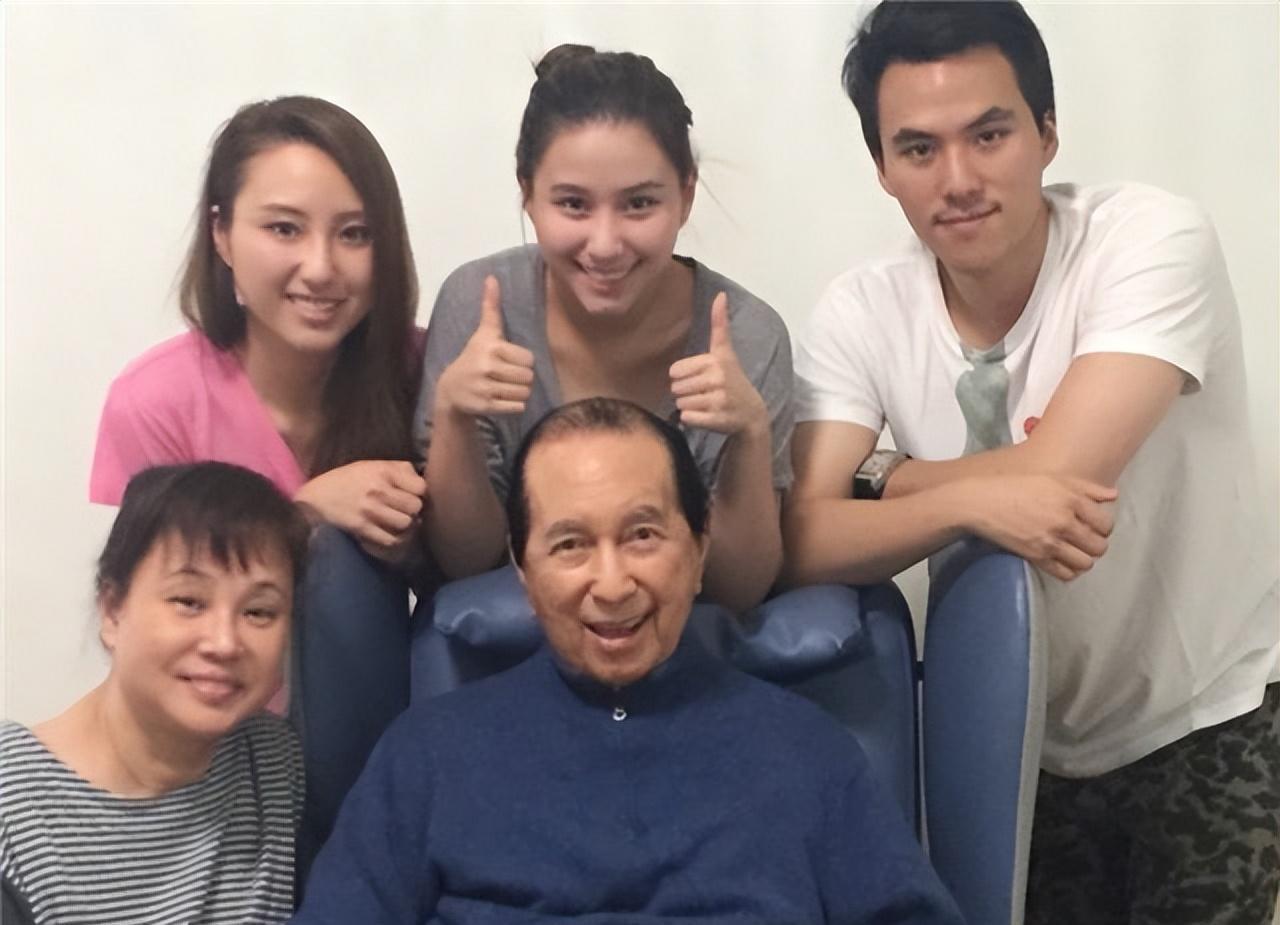 何超莲现身领奖再被疑怀孕,小腹明显凸起,候场瘫软在沙发显疲惫