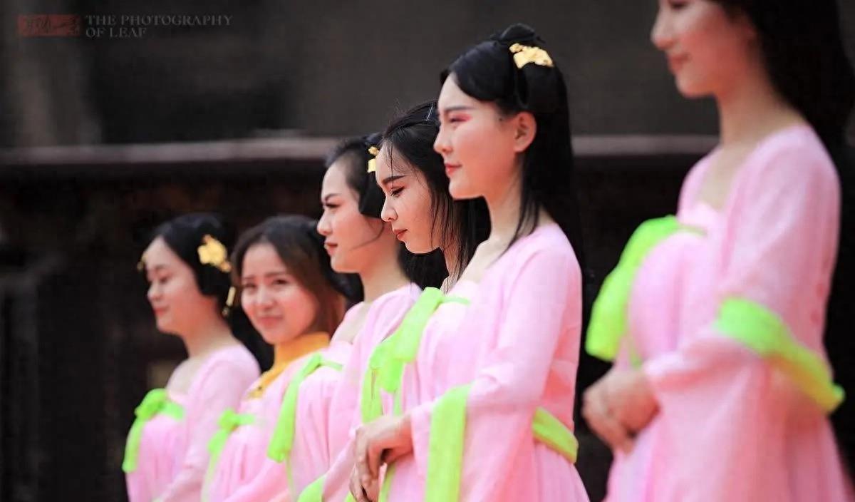 裸替一天3000元，床戏、吻戏都是真的，揭秘20万群演真实的表演状况