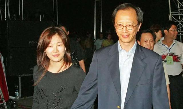 香港“财神爷”弃发妻追陈慧珊,风水师一句话,他转身娶了伏明霞