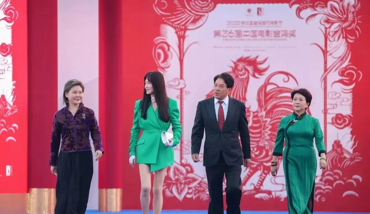 从周慧敏到林芳兵，为何大家接受不了中年女星，留“黑长直”发型