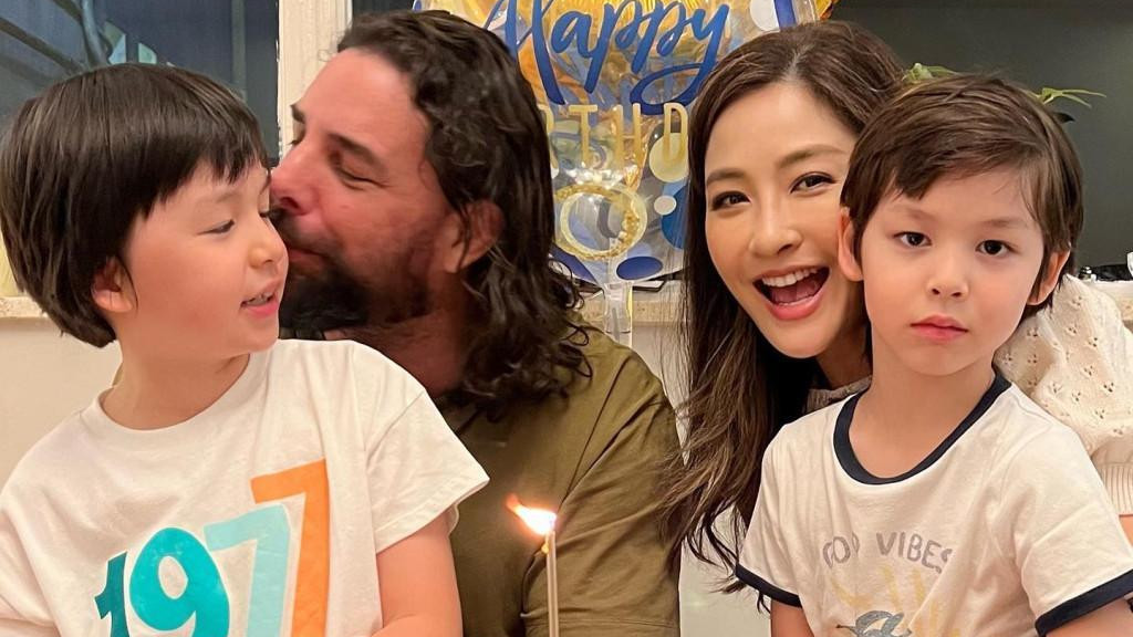 49岁名模周汶锜给混血儿子庆生！美成建模脸，俩娃又帅又软萌！