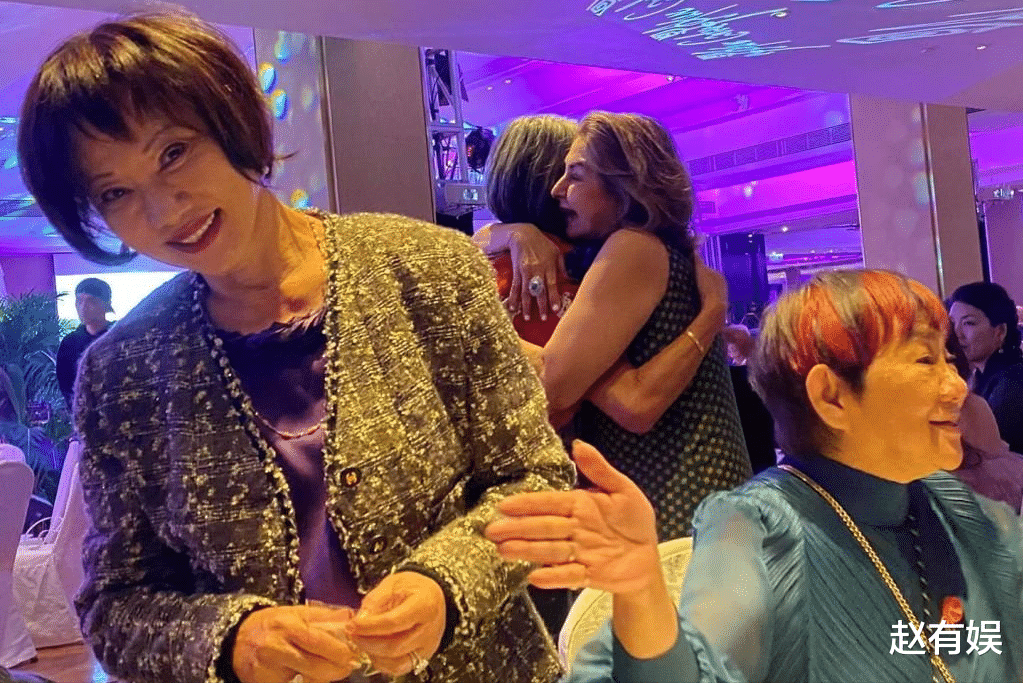 林子祥在儿子婚礼亲密搂肩前妻,叶倩文避开同框,却盛装艳压对方