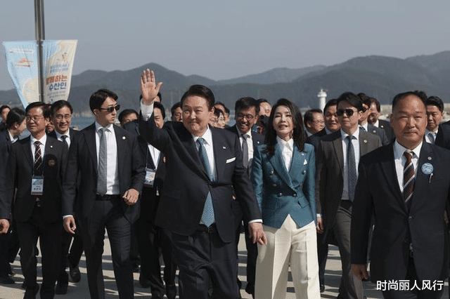 西装 韩国第一夫人抓住机会就臭美！穿西装勒出A4腰，在园博会大出风头