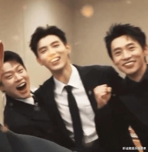 魏大勋|被华表奖花絮笑抽,陈飞宇拉魏大勋避C位,让长辈站中间有礼貌