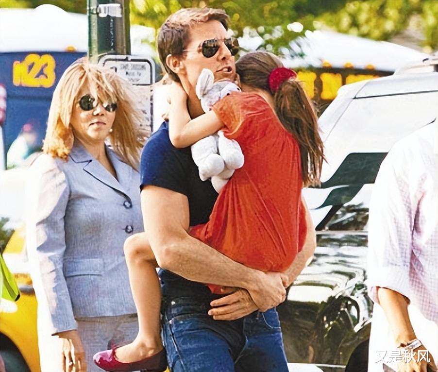 同样是不用走路的小公主，贝小七被宠上天，阿汤哥和女儿10年未见