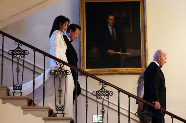 c位 70后韩国夫人同框小3岁女星！穿白衣坐在C位，东方美抢尽风头