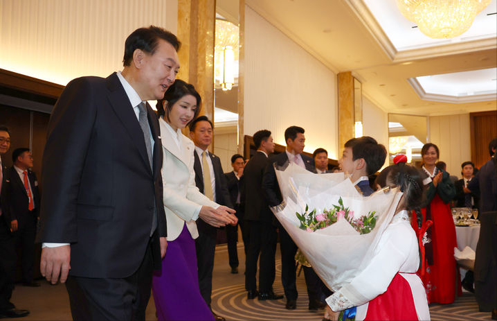 韩国第一夫人英国首秀来啦!抵达后就开始营业,紫裙新造型超惊艳