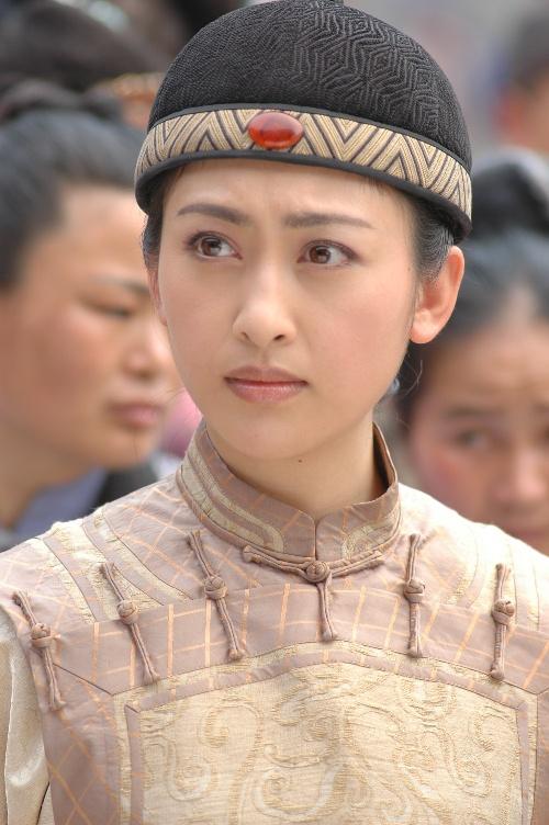 64岁港星李子雄定居河北小县城!娶小23岁内地女星,女方身材姣好
