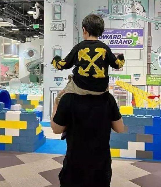 baby带儿子远赴巴黎,小海绵骑行李箱代步,跟妈妈后面乖巧可爱