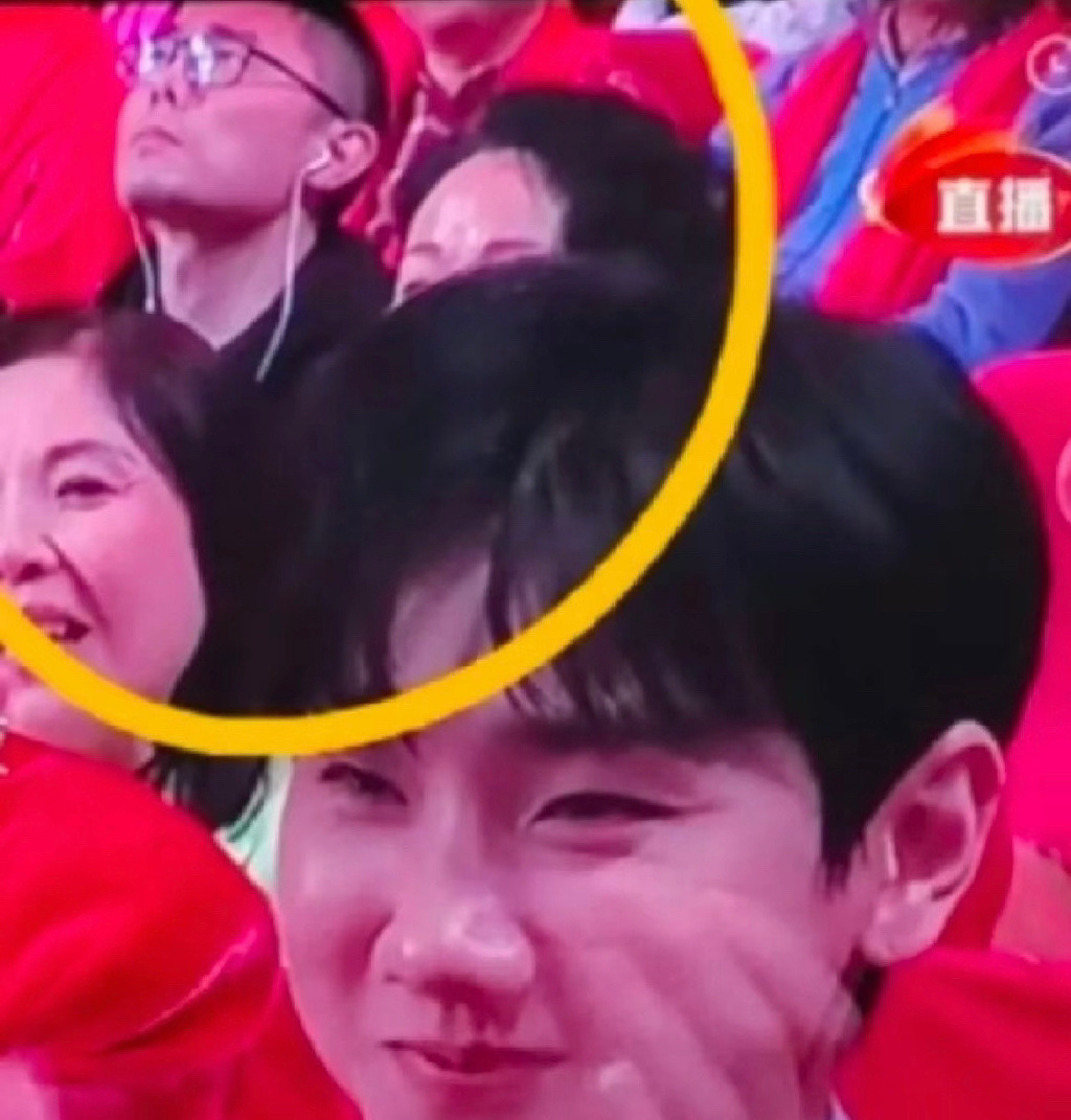 春晚|兔年春晚现场观众神情:挠头抓耳、皱眉头翻白眼,每秒都是表情包