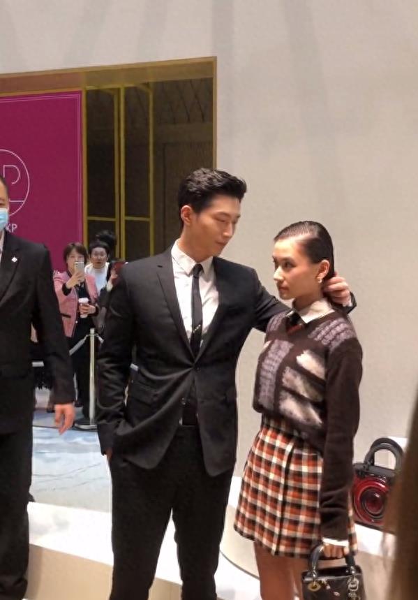 窦骁何超莲现身辟谣婚变，网友恍然大悟：原来如此