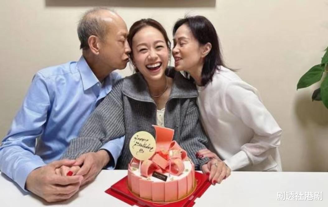 尴尬！TVB前女星偷食事件后宣布复出，开歌迷聚会遭批：娱乐圈小强