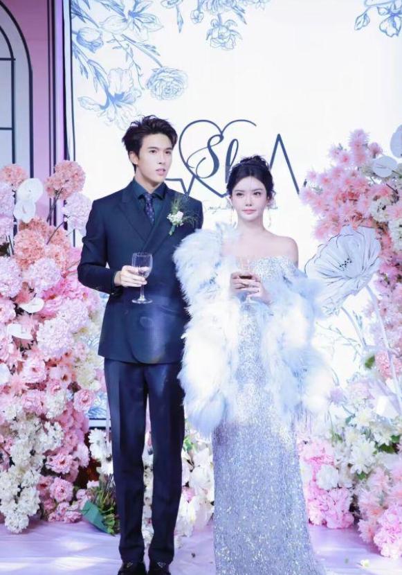 韩安冉婚礼生图被曝,身材发福面部“僵化”,近照神似女星邵音音