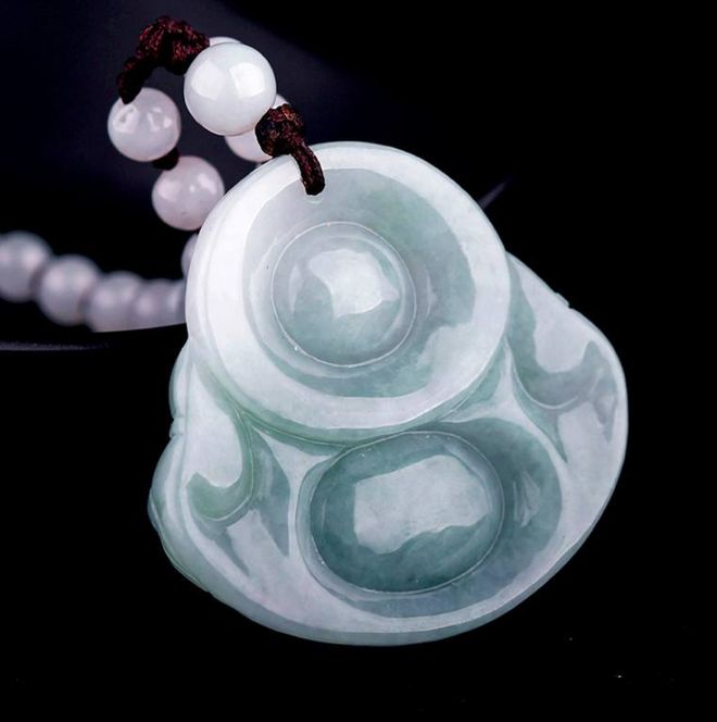 翡翠|为什么有些翡翠的背面凹凸不平?