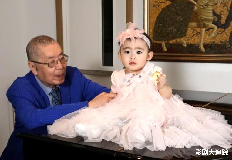 84岁刘诗昆晒全家福，3岁女儿跟儿子颜值惊人，夫妻俩还在期待3胎