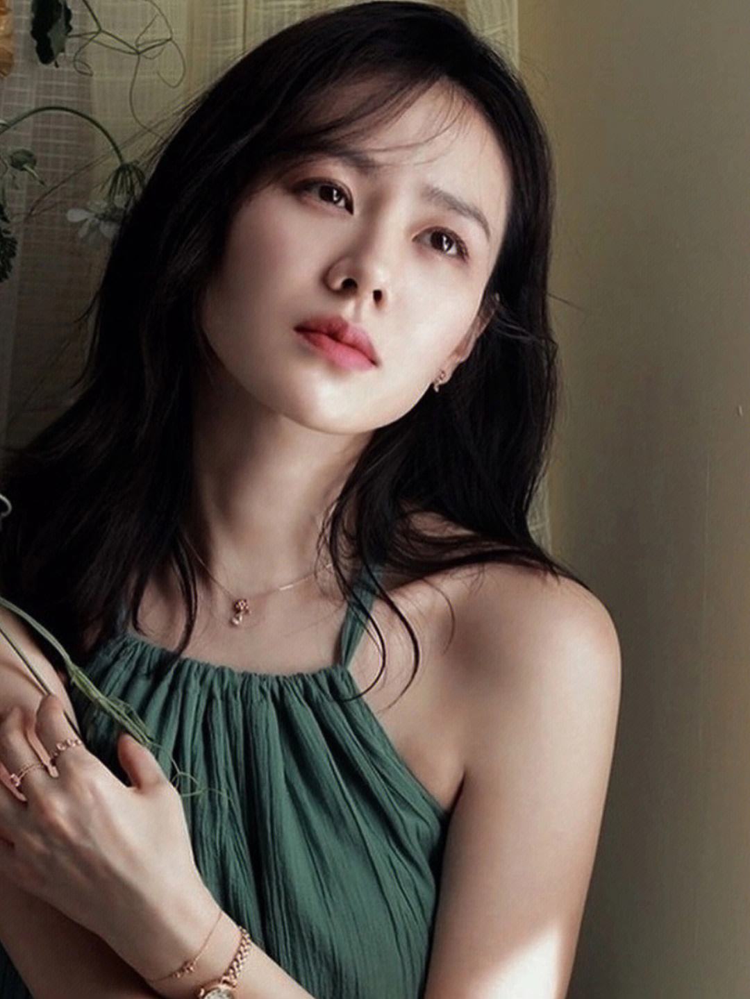 48岁佘詩曼晒照庆新年!穿着喜庆身材姣好,笑容甜美撞脸孙艺珍