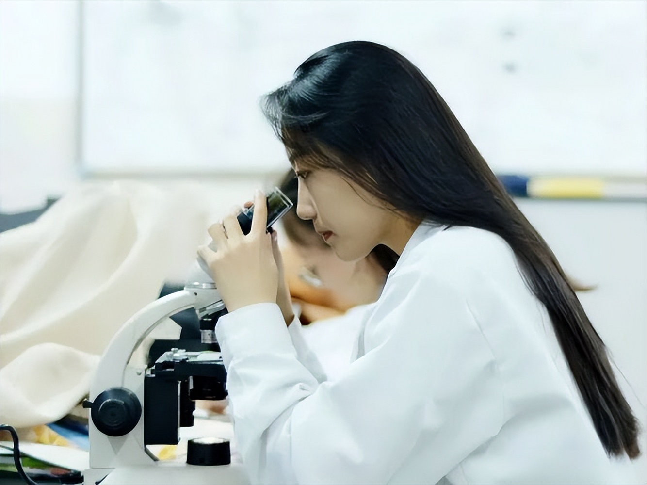 |硕、博医学生求职无门,医院却高呼缺人,只是骗人学医的谎言吗?