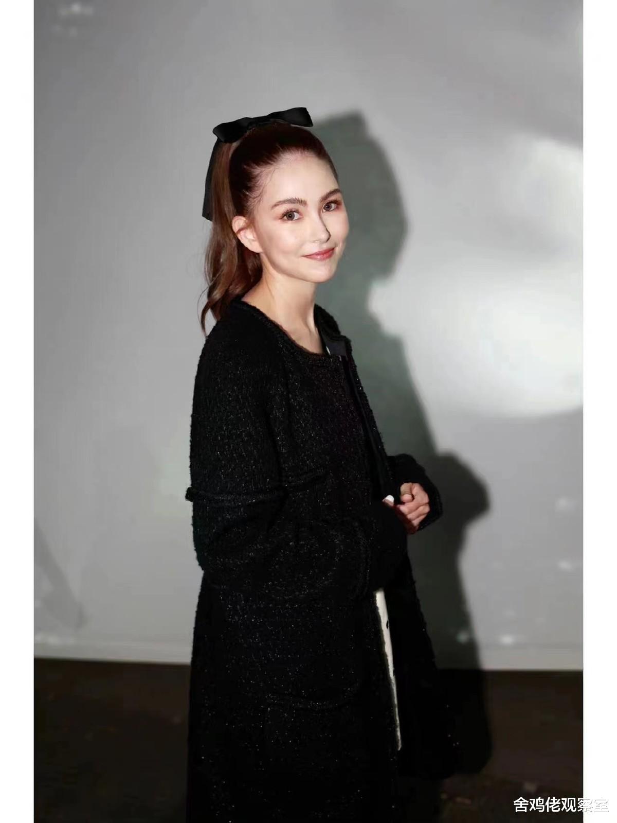 昆凌|昆凌脸依然耐看，但时装周却穿成小短腿，弯腰驼背仪态更输桂纶镁