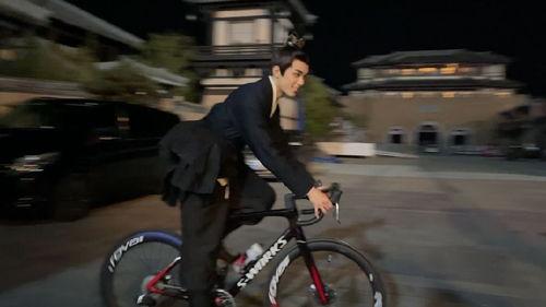 吴磊:海报被撤,直播被叫停,当红演员走到这一步,究竟是谁的错