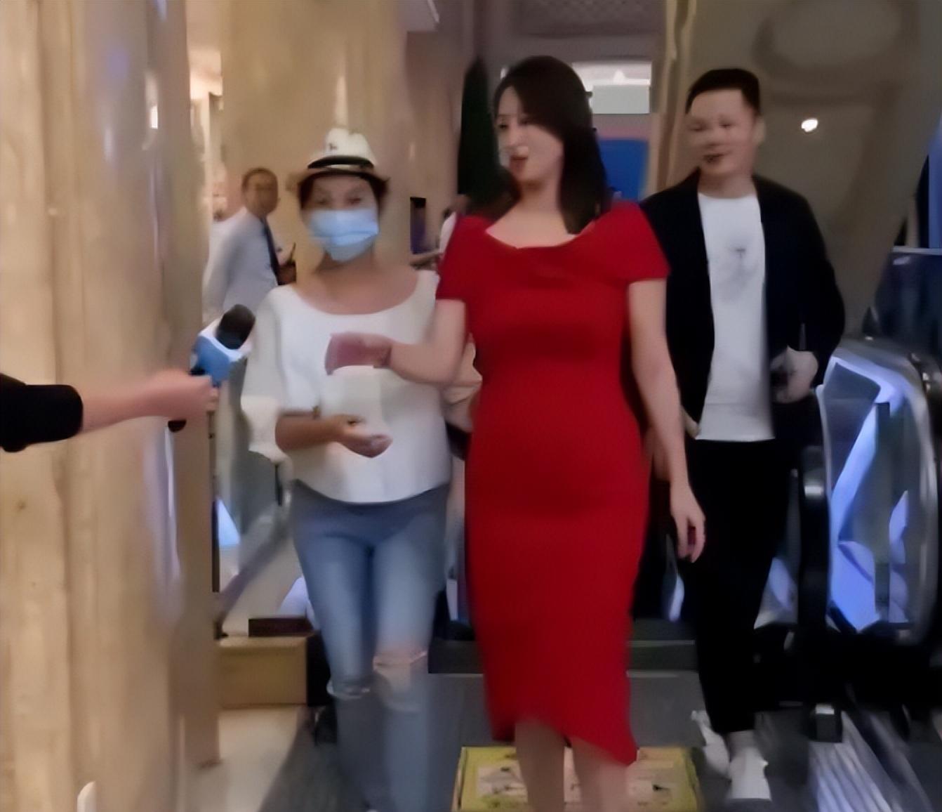 翁虹|翁虹发福性感极了！穿紧身裙小肚子圆滚滚的，珠圆玉润却更有韵味