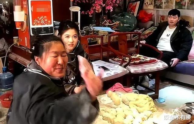 胡歌|小伟开“老头乐”走亲戚,陈萌穿搭时尚引村民围观,网友:好福气