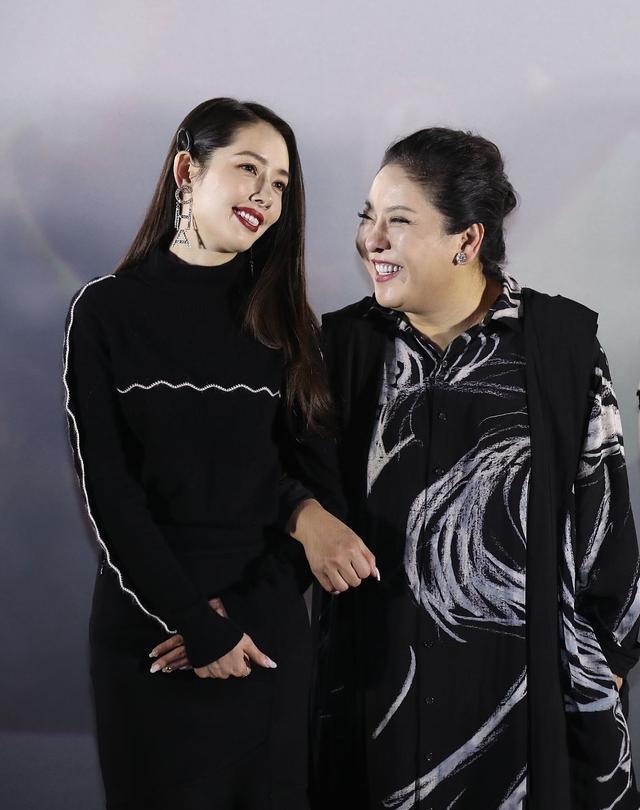 杨紫琼|61岁杨紫琼成奥斯卡影后!李连杰等50多人祝贺,她被称为华人之光