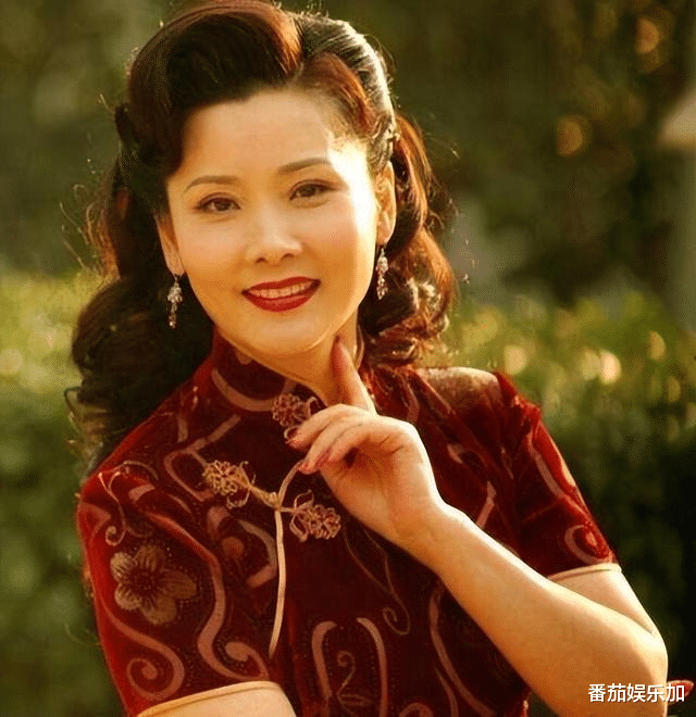 知名艺术家何赛飞夜晚泣不成声:“原谅我的失态”,评论区沦陷