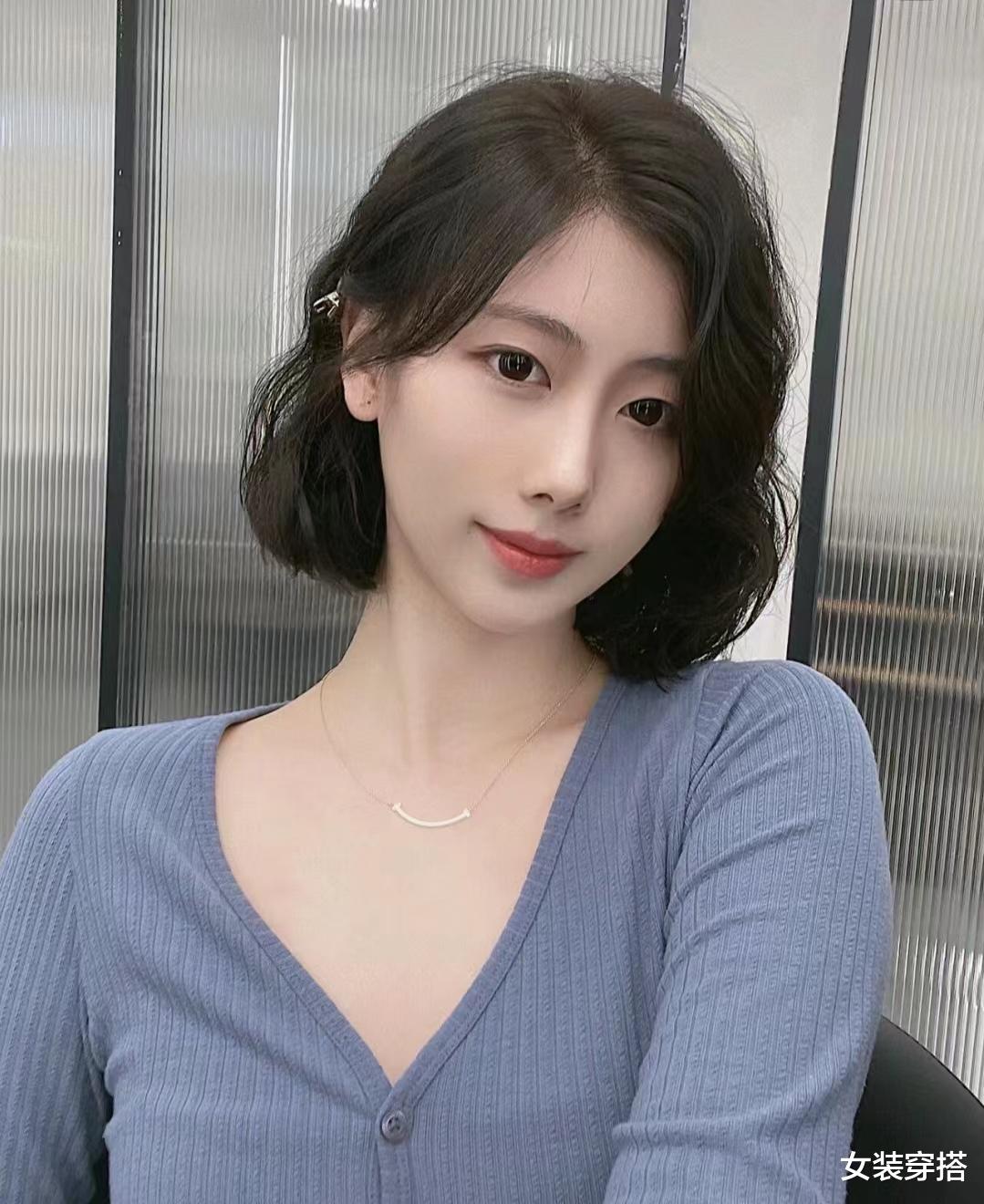 女人上了年纪,剪短发别不烫,2024年流行这5种“短发烫”,显脸小有气质