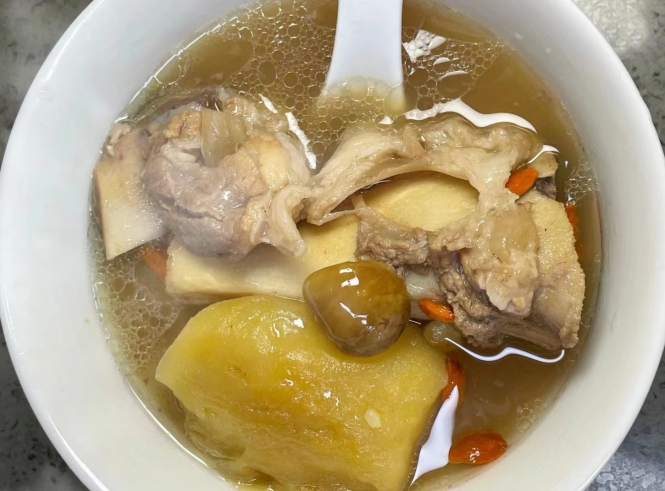 “大雪一碗汤，郎中不用帮”，冬天多喝这汤，补足营养，舒服过冬