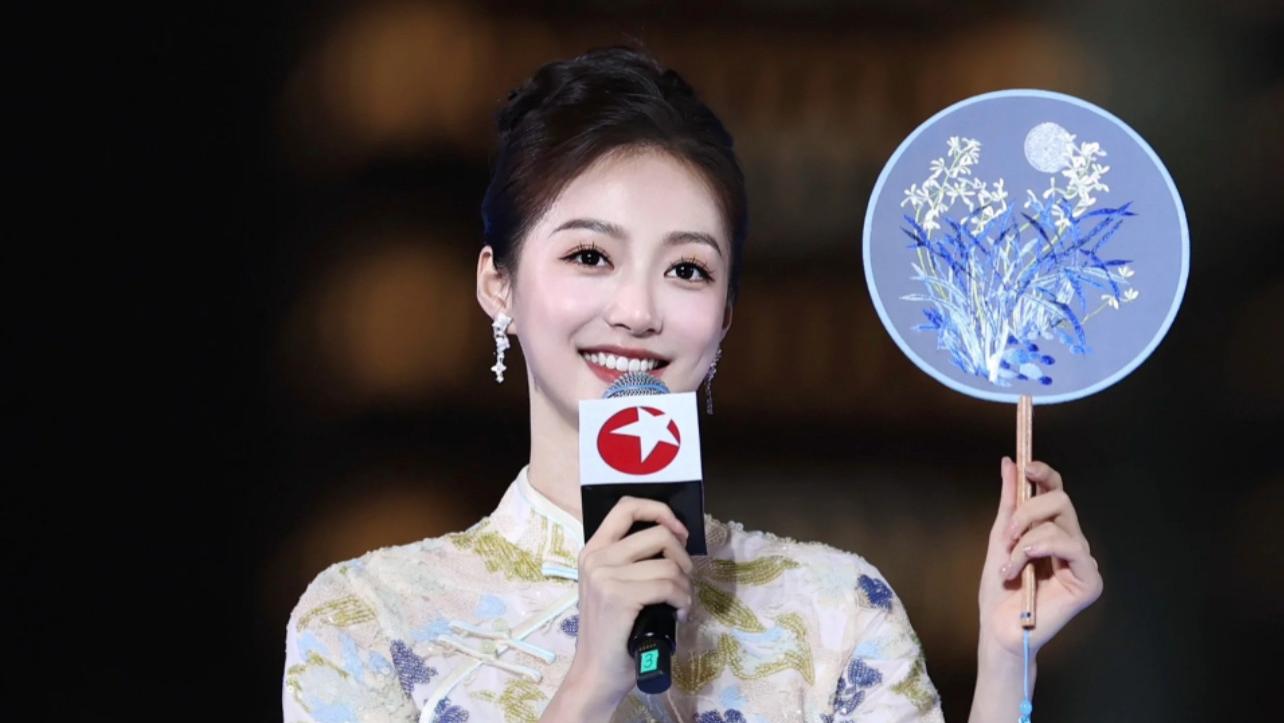 为什么她一出道即高峰？一身晚会旗袍，惊艳众人！