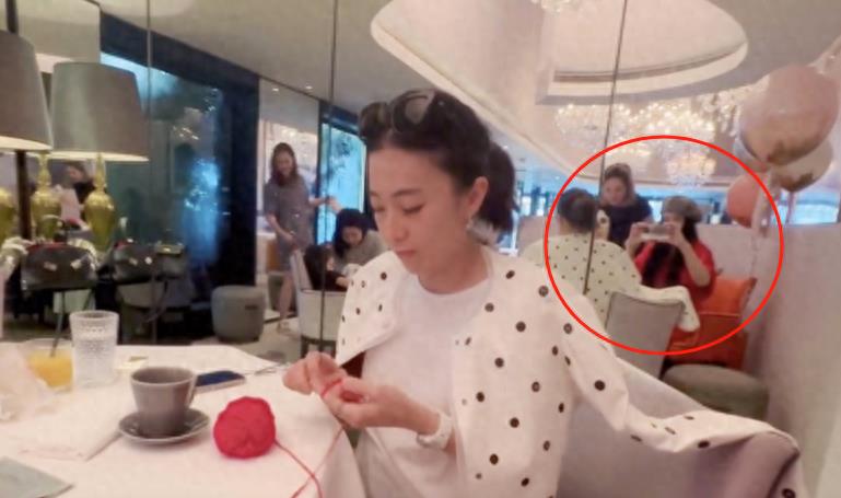 甘比庆生邀冰冰聚餐，现场织毛线送人很接地气，女儿谨慎提防获好评