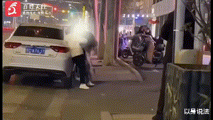 江苏徐州,男子为了情人,当街殴打妻子及孩子