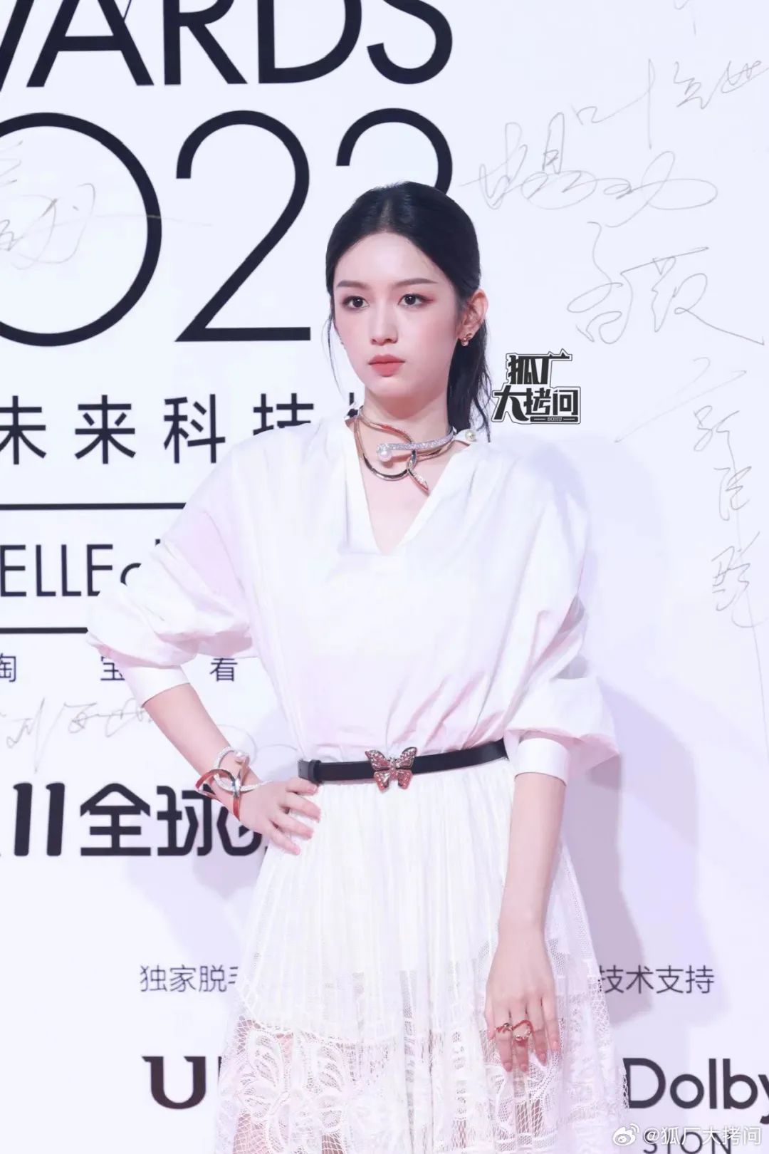 见鬼了！杨紫艳压了穿“野鸡高定”的迪丽热巴……