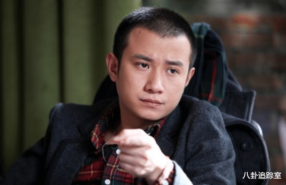 39岁文章现身大佛寺,头发花白背部佝偻状态差,怒视拍摄者似不满