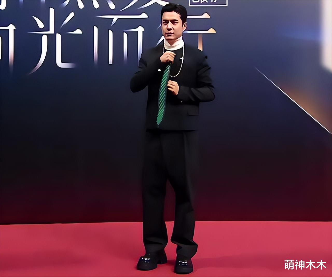 白皮书盛典镜头好真实:黄晓明发福,吴昕脸僵,魏大勋抬头纹抢镜