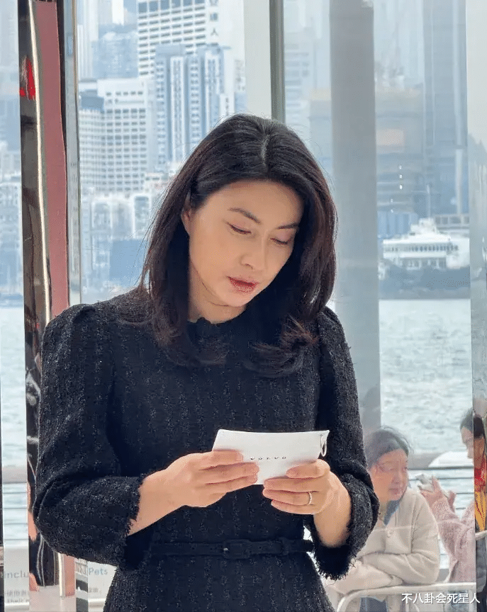 被说“土气”的郭晶晶,近照一袭黑裙很惊艳,难怪被夸“富贵相”