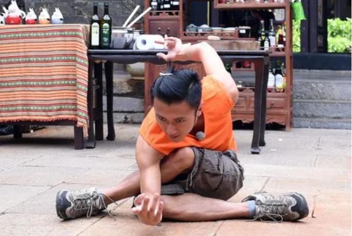 41岁谢霆锋晒受伤照,手部青筋凸起显沧桑,网友吐槽太矫情