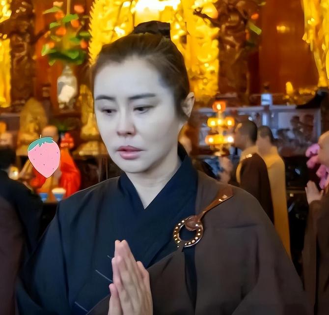 56岁王祖贤终于露面了!素颜出行身材膀大腰圆,拮据生活遭曝光