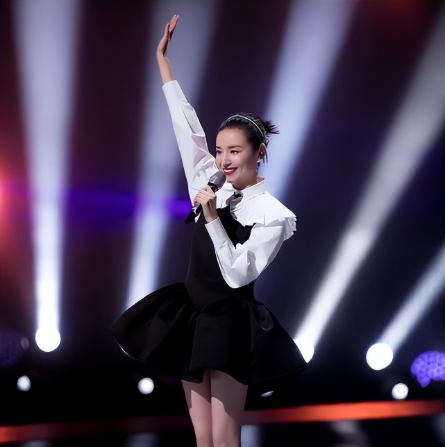 董洁|“百年大和解”后,董洁凭借“直播”一夜成名?放下执念,活出另一种可能