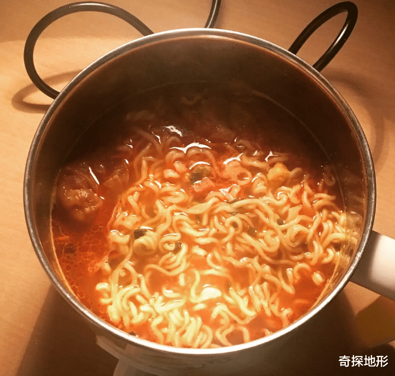 泡面|高速服务区美食那么多,为啥大家都爱吃泡面?