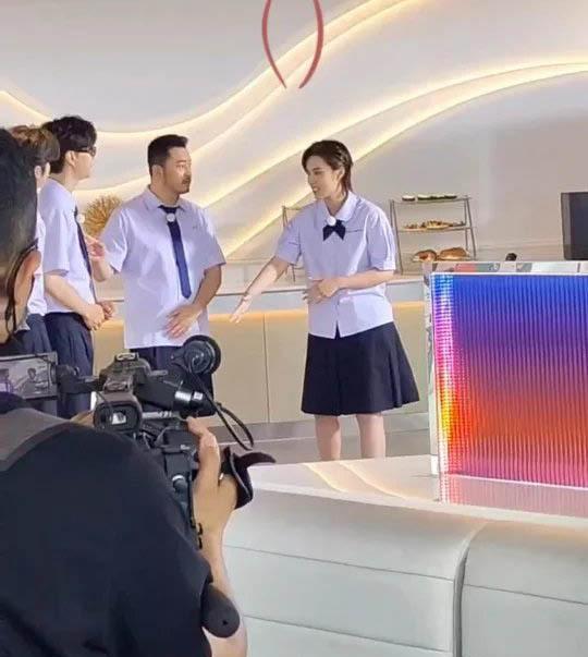 蔡徐坤|跑男校服路透!杨颖李晨蔡徐坤泰国站收官录制,全员高颜值