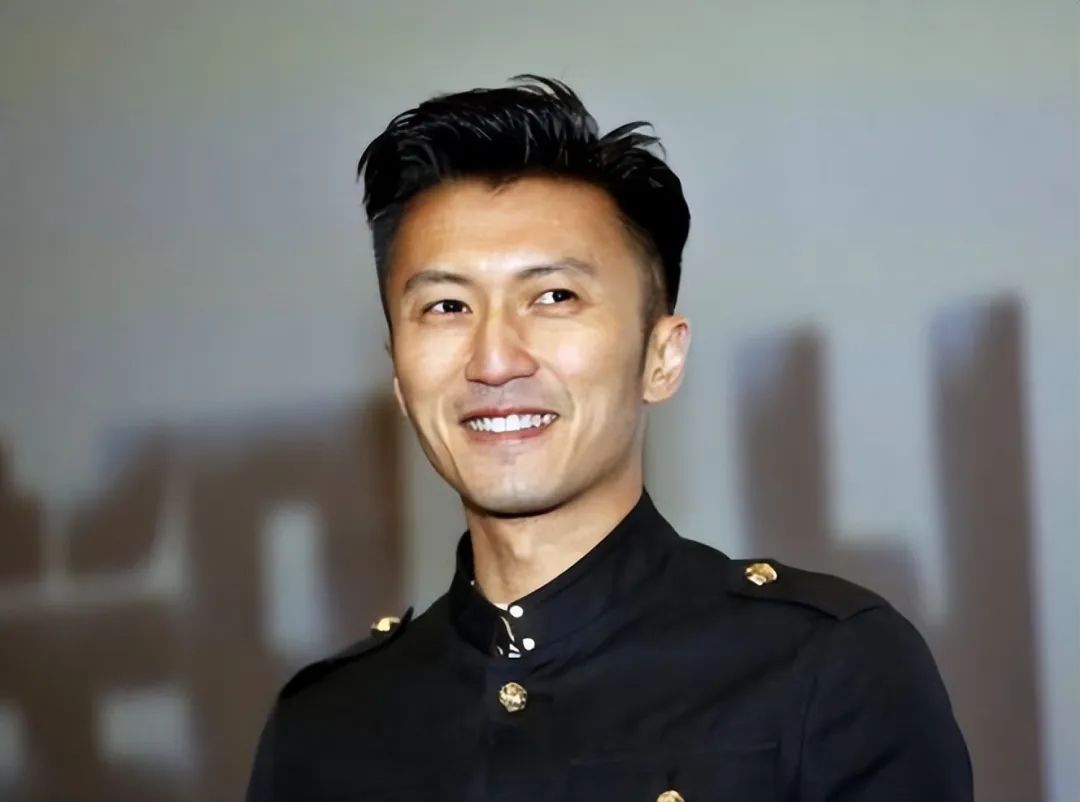 谢霆锋宣布退出加拿大国籍，遭网友嘲讽，背后真相很不简单