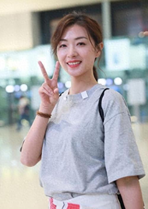 万茜：自曝曾被“潜规则”，事业巅峰时意外生子，如今过的如何