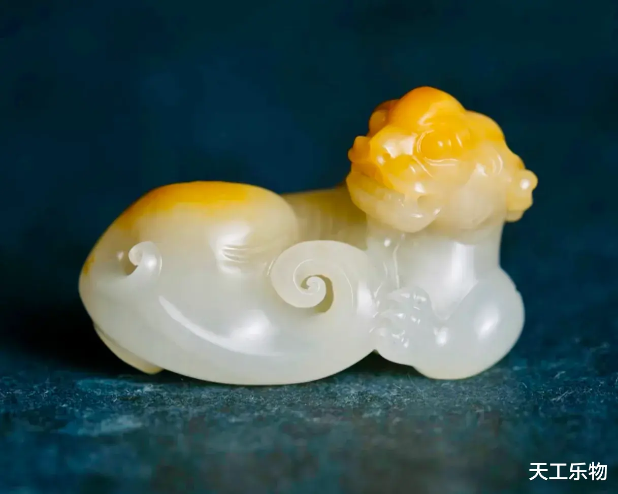 过灯无结构的和田玉黄白料！黄沁籽料荔枝肉巧雕“貔貅”！